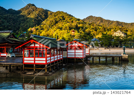 国宝・世界遺産 嚴島神社の朝風景【広島県廿日市市】 国宝・世界遺産 嚴島神社の朝風景【広島県廿日市市】 143021764