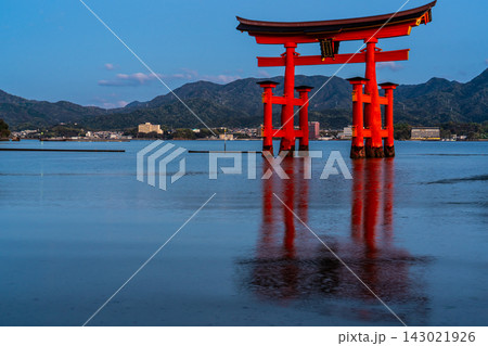 国宝・世界遺産 嚴島神社の夜明け【広島県廿日市市】 国宝・世界遺産 嚴島神社の夜明け【広島県廿日市市】 143021926