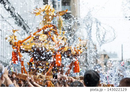 富岡八幡宮例大祭差し上げた神輿 富岡八幡宮例大祭差し上げた神輿 143022129