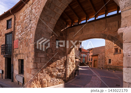 Narrow deserted streets of ancient city of Ayllon, Spain 143022170