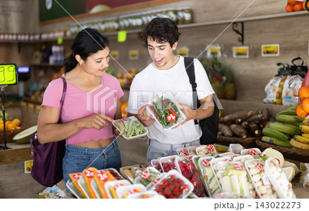 Couple choose pick up vegetables in sheet plastic container Couple choose pick up vegetables in sheet plastic container 143022273