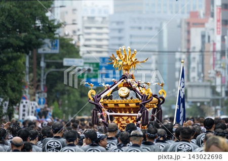 富岡八幡宮例大祭水掛け祭りの神輿 富岡八幡宮例大祭水掛け祭りの神輿 143022698