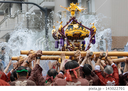 富岡八幡宮例大祭差し上げた神輿 富岡八幡宮例大祭差し上げた神輿 143022701