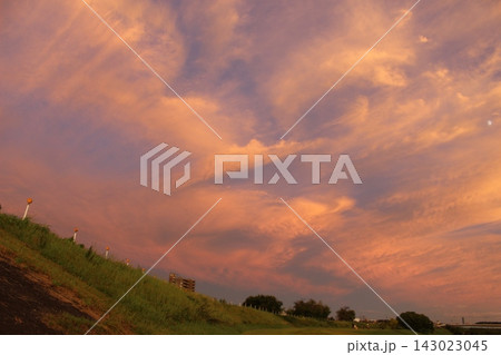 夕焼けの空をバックに丘の上で撮影した写真 夕焼けの空をバックに丘の上で撮影した写真 143023045