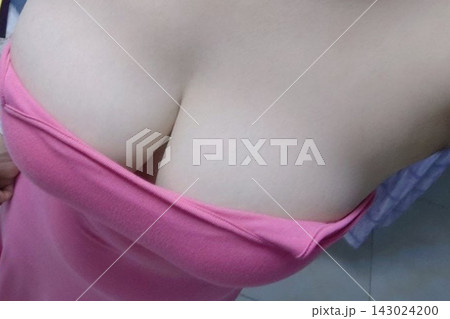 ピンク色タンクトップの豊満な若い女性 ピンク色タンクトップの豊満な若い女性 143024200