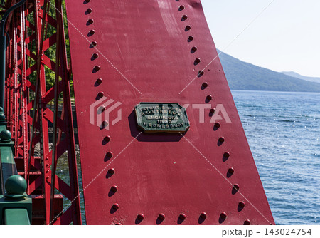 初夏の支笏湖畔に架かる赤い山線鉄橋のトラス構造と英国製銘板 143024754