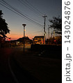 夕暮れの踏切から見える風景 143024876