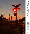 夕焼けに染まる道路標識 143024877