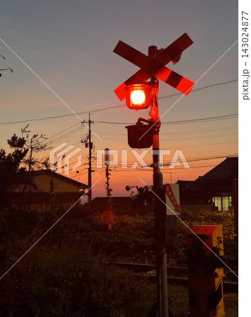 夕焼けに染まる道路標識 夕焼けに染まる道路標識 143024877