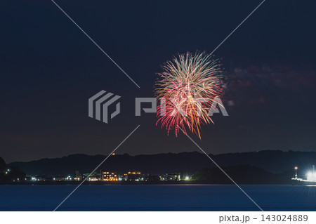 伊良湖から見た篠島ぎおん祭り・野島まつりの花火の風景(愛知県) 伊良湖から見た篠島ぎおん祭り・野島まつりの花火の風景(愛知県) 143024889
