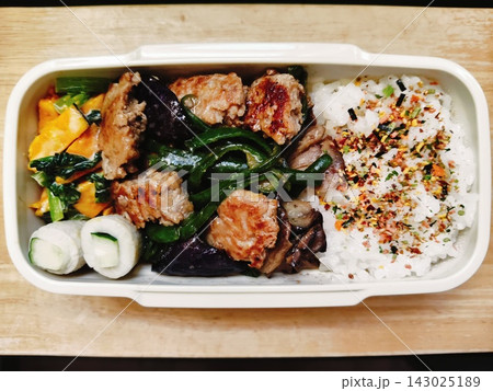 肉と野菜を詰め合わせたボリューム満点のお弁当 肉と野菜を詰め合わせたボリューム満点のお弁当 143025189