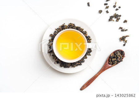 Top view of loose oolong tea leaves on bamboo holder and tea cup with leaf isolated on white background with copy space Top view of loose oolong tea leaves on bamboo holder and tea cup with leaf isolated on white background with copy space 143025862