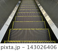 地下道から見たエスカレーター 143026406