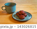 木目テーブルに置かれた栗の渋皮煮とコーヒー（秋のティータイム） 143026815
