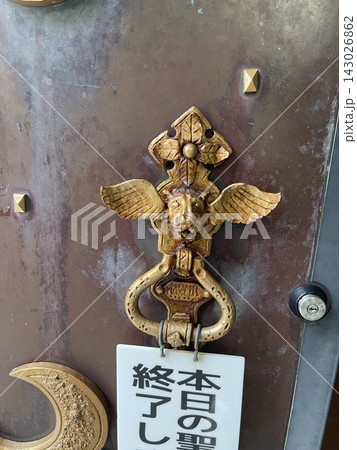 伝統的な教会の重厚な木製エントランス扉と装飾金具 143026862