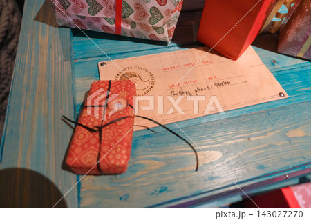 フィンランド・ロヴァニエミのサンタクロース村にあるクリスマスギフトディスプレイ フィンランド・ロヴァニエミのサンタクロース村にあるクリスマスギフトディスプレイ 143027270