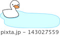 水面に浮かんでいるアヒル フレーム 143027559