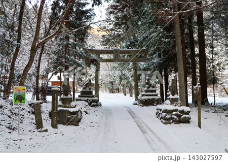 冬の積雪のある埼玉県秩父市にある武甲山の登山口にある駐車場の入り口にある鳥居 143027597