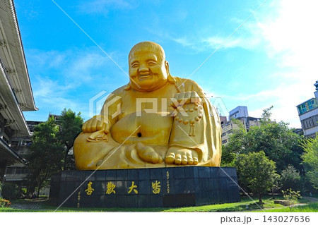 台湾の台中市にある宝覚寺の大きな黄金大仏 143027636