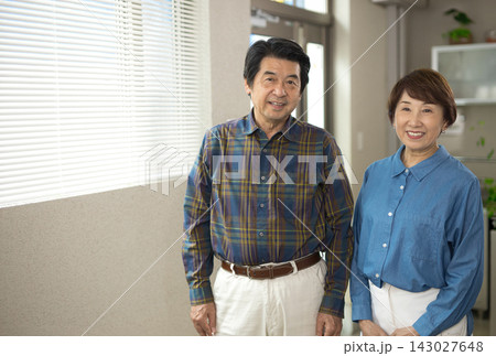 リビングで微笑むシニア夫婦 リビングで微笑むシニア夫婦 143027648