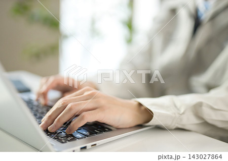 作業服でパソコン作業をする若い男性 143027864