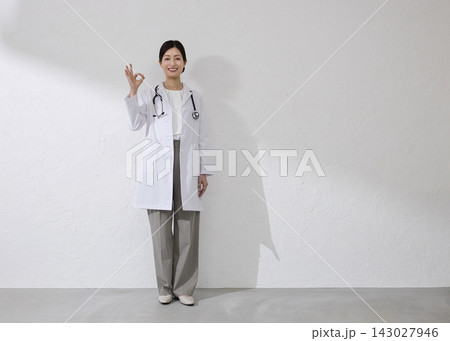 白衣を着た女性医師 143027946