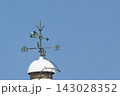 灯台の頂部に風見鶏 143028352