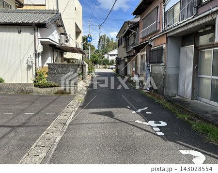 古い住宅が立ち並ぶ静かな日本の生活道路 143028554