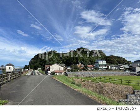 青空が広がる緑豊かな地方の住宅地 青空が広がる緑豊かな地方の住宅地 143028557