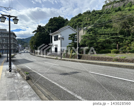 山のふもとに延びる地方都市の道路 山のふもとに延びる地方都市の道路 143028560