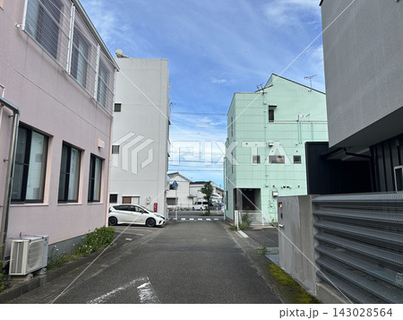 淡い色の建物に囲まれた地方都市の路地 淡い色の建物に囲まれた地方都市の路地 143028564