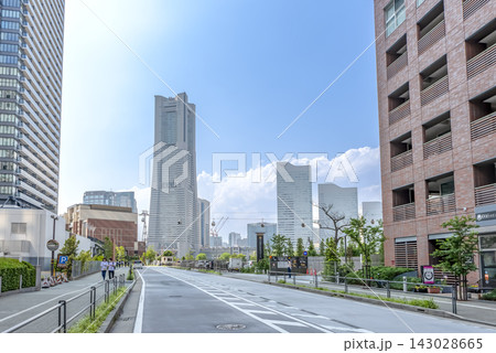 横浜みなとみらいの都市風景 ランドマークタワーとロープウェイ 横浜みなとみらいの都市風景 ランドマークタワーとロープウェイ 143028665