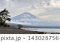 雲に隠れた山中湖と富士山 143028756