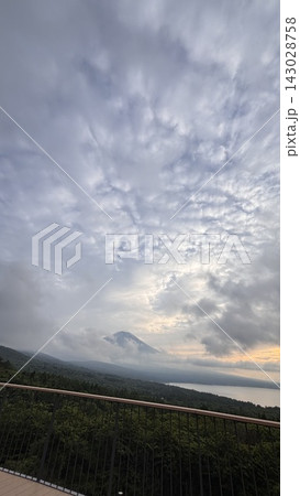 雲の隙間から見える富士山 雲の隙間から見える富士山 143028758