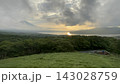 朝霧高原からの雲海に浮かぶ笠雲を被った羊蹄山 143028759
