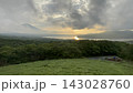 朝霧高原から望む、笠雲がかかる山中湖の中に見えた美しい雲が美しい 143028760