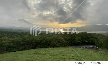 朝霧高原から望む、笠雲がかかる山中湖の中に見えた美しい雲が美しい 朝霧高原から望む、笠雲がかかる山中湖の中に見えた美しい雲が美しい 143028760