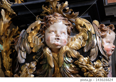 Angel on the altar of the Holy Rosary in Parish church in St. Wolfgang on Wolfgangsee in Austria Angel on the altar of the Holy Rosary in Parish church in St. Wolfgang on Wolfgangsee in Austria 143028824