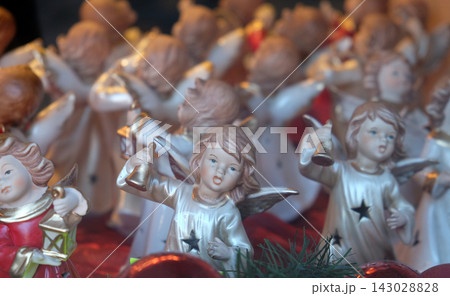 Angels, Christmas decoration shop in St. Wolfgang on Wolfgangsee in Austria 143028828