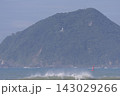 伊良湖岬から見た神島灯台 143029266