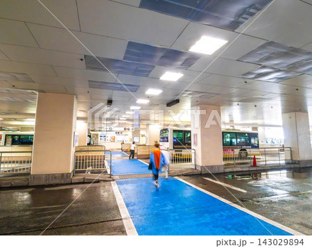 東京 多摩市 聖蹟桜ヶ丘駅のバスターミナル 東京 多摩市 聖蹟桜ヶ丘駅のバスターミナル 143029894