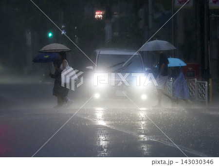 雨の日に横断歩道を渡る歩行者 143030346