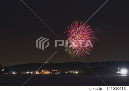 伊良湖から見た篠島ぎおん祭り・野島まつりの花火の風景(愛知県) 143030618