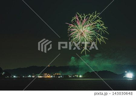 伊良湖から見た篠島ぎおん祭り・野島まつりの花火の風景(愛知県) 伊良湖から見た篠島ぎおん祭り・野島まつりの花火の風景(愛知県) 143030648