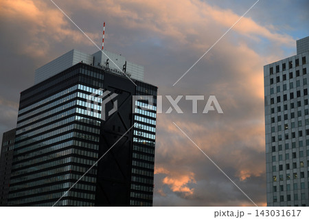 冬の夕暮れの空を背景にした西新宿の高層ビル 冬の夕暮れの空を背景にした西新宿の高層ビル 143031617
