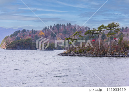 紅葉した山と湖 143033439