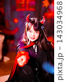 光る魔法の杖を構える悪魔の仮装をした女の子のシネマティックなハロウィンポートレート 143034968