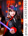 光る魔法の杖を構える悪魔の仮装をした女の子のシネマティックなハロウィンポートレート 143034969