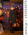 光る魔法の杖を構える悪魔の仮装をした女の子のシネマティックなハロウィンポートレート 143034970