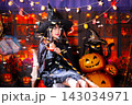 光る魔法の杖を構える悪魔の仮装をした女の子のシネマティックなハロウィンポートレート 143034971